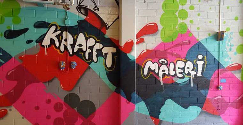 Graffiti målning i garage med texten Krafft måleri