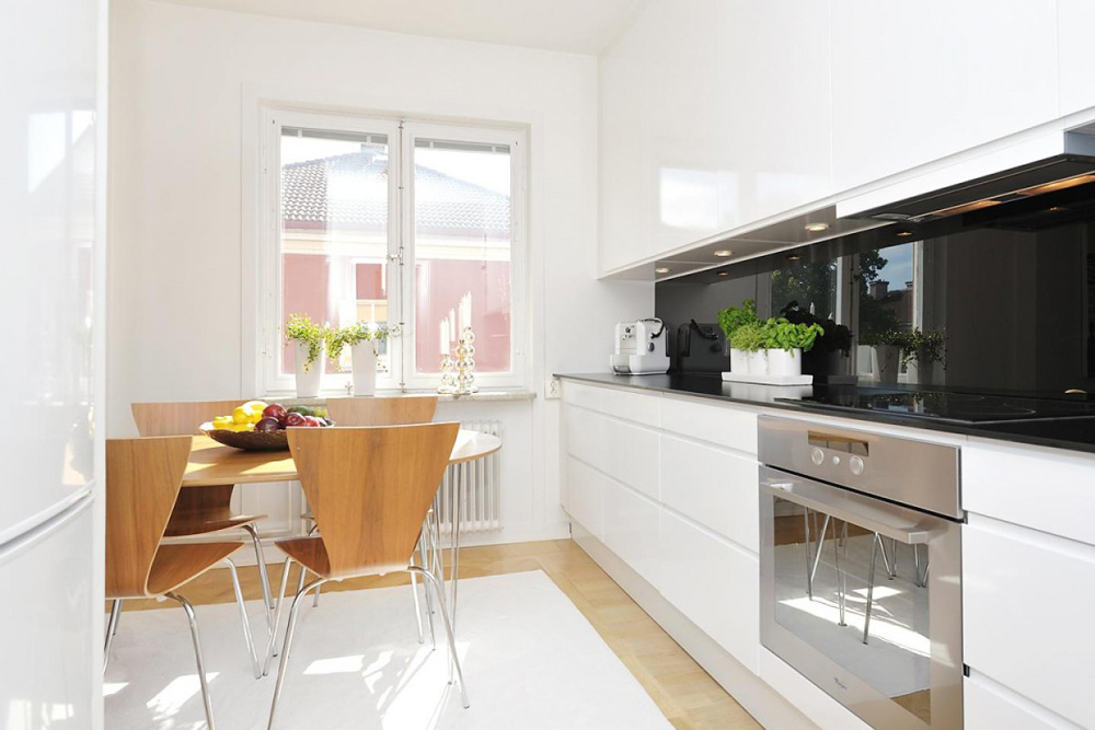 Ett modernt kök med ljusinsläpp