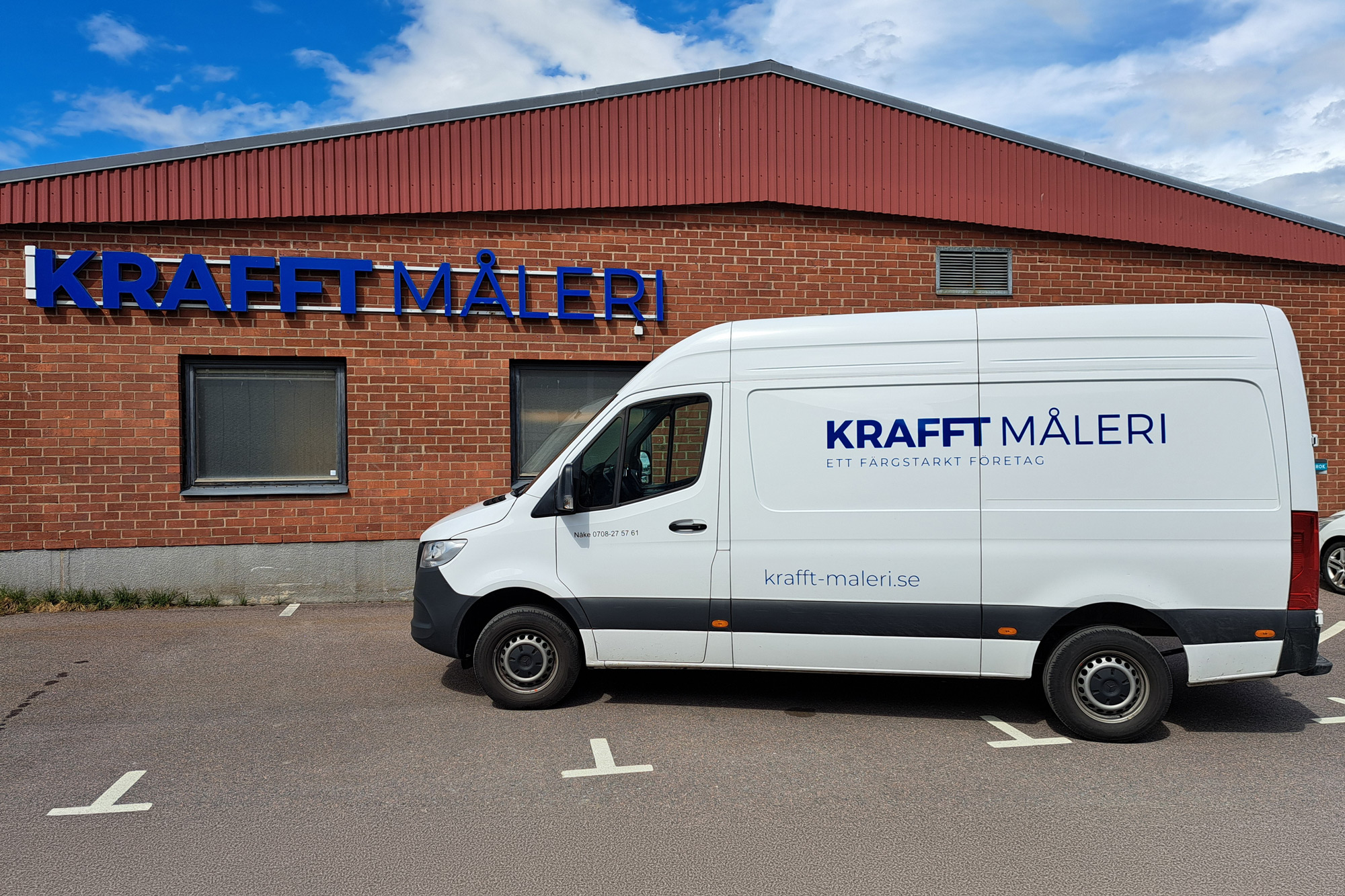 Skåpbil med Krafft måleris logotyp